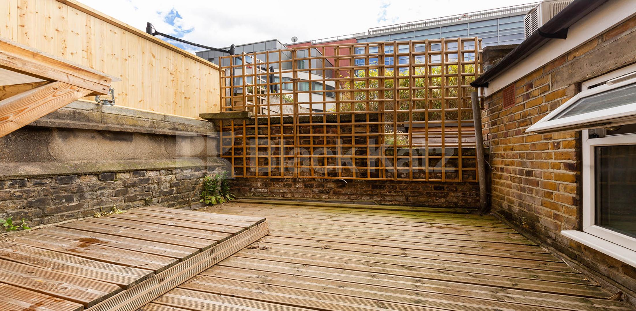 			CENTRAL LOCATION, 3 Bedroom, 1 bath, 1 reception Maisonette			 Compton Street EC1, CLERKENWELL / FARRINGDON
